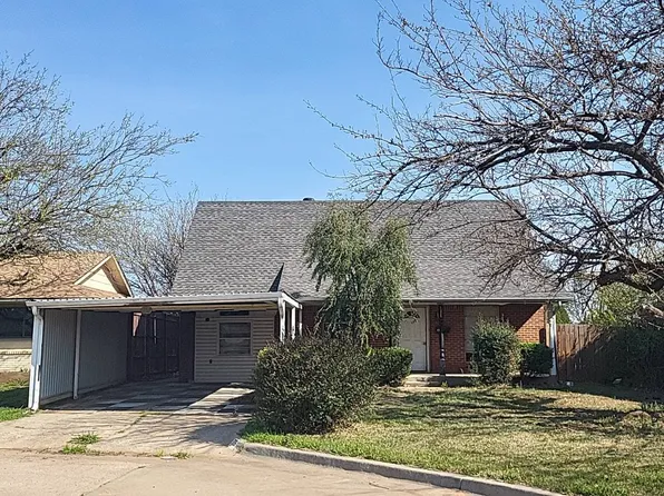 715 Harmon Cir, Moore, OK 73160