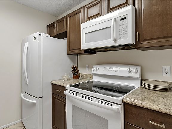 5th image of 9 Plantation Dr APT 102