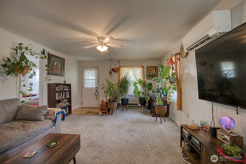 4th image of 1021 W Stockwell Street