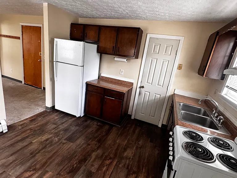 562A Lake Ave — Photo 7