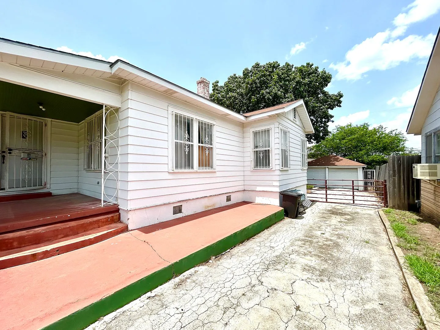 *Move In Special* Charming 2br Home With Solar Panels & Beautiful Wood Floors! — Photo 3