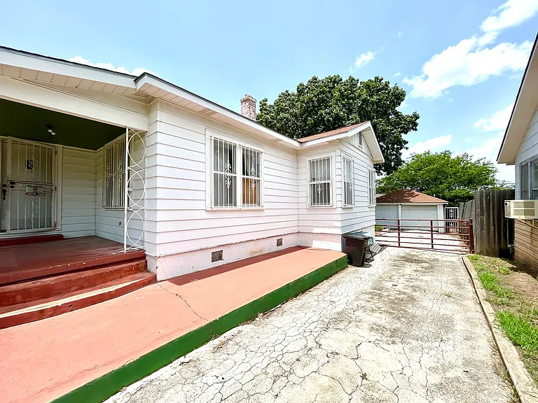 1627 Schley Ave — Photo 3