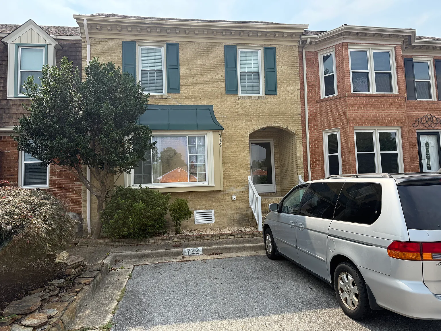 3 bed, 2.5 bath, 1643 sqft, $2,300 — Photo 1