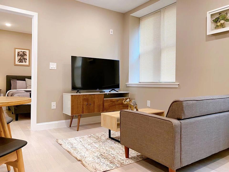 2nd image of 1426 Callowhill St #30X