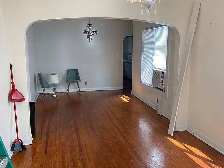 108 S Willow Ave — Photo 3