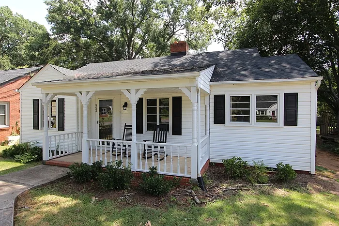 3 bed, 1.0 bath, 1157 sqft, $2,100 — Photo 1