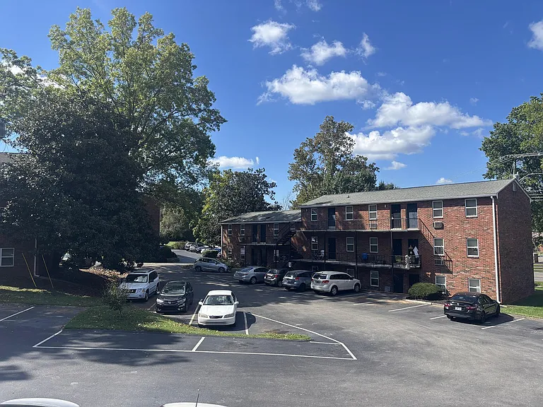 Windsor Court Apartments — Photo 11