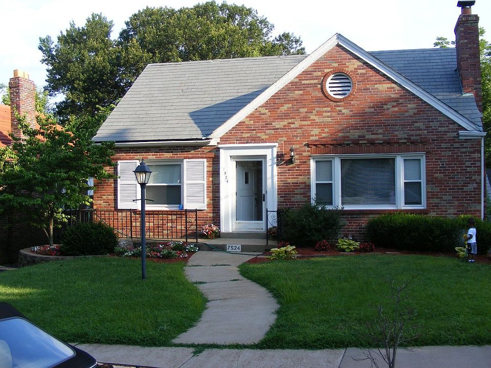 Front:Fully landscaped hastas, dogwood tree, annuals, bagonias, retaining wall