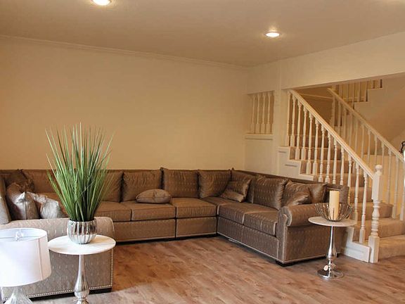 3rd image of 24410 Victory Blvd APT 1