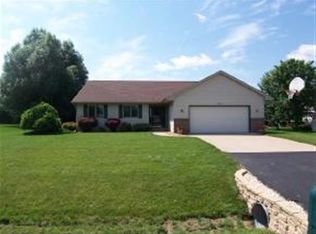 N9631 Emerald Ln, APPLETON, WI 54915