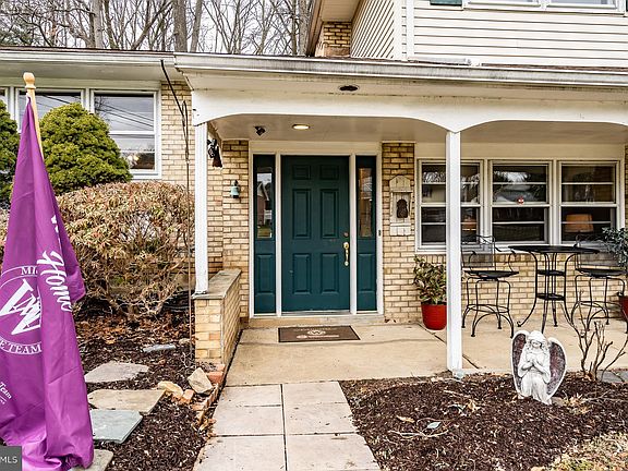 5th image of 19 Alcott Dr