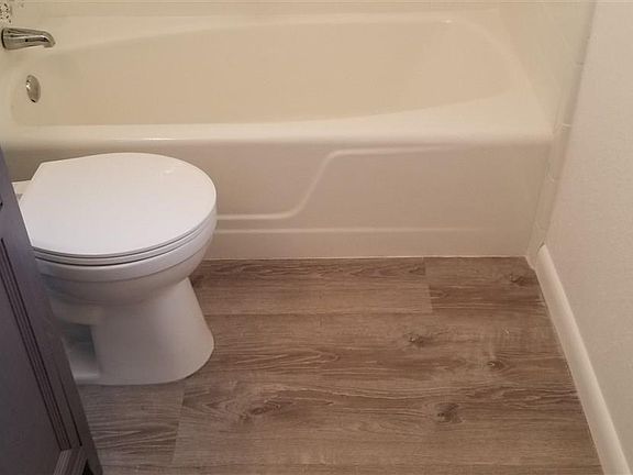 3rd image of 904 Blue Springs Dr