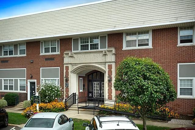 Fairfield Square At East Meadow — Photo 30