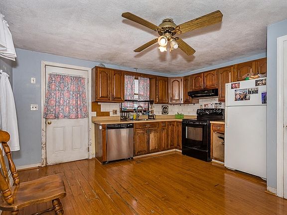 3rd image of 35 Digby Ave