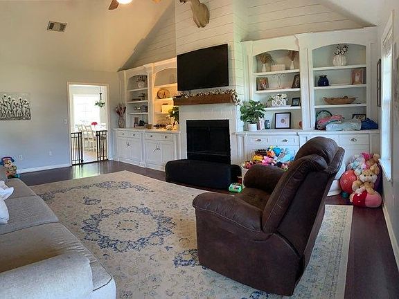 5th image of 703 Deerfield Dr