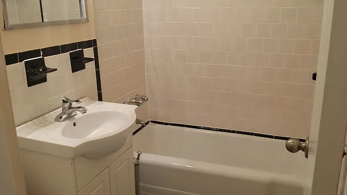 Rented by Realty Queens LLC | media 17