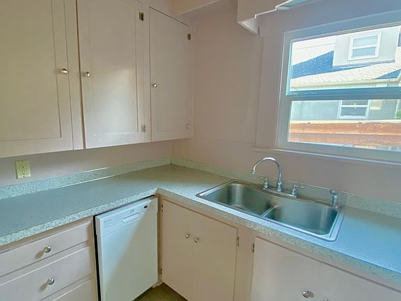 4th image of 1215 N Garden St