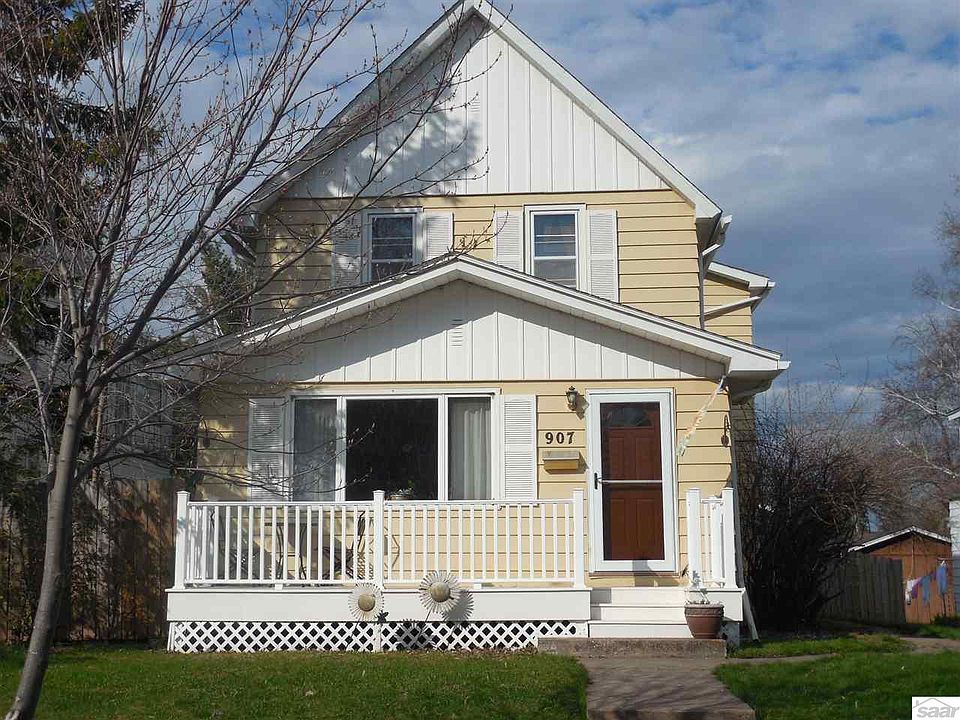 1st image of 907 11th Ave W