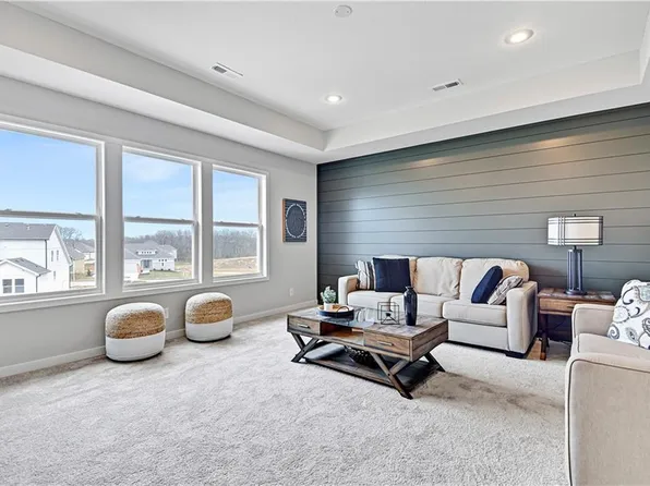 17421 Gillette St, Overland Park, KS 66221