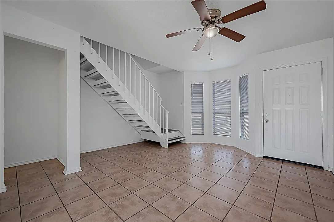 2 bed, 1.5 bath, 869 sqft, $1,295 — Photo 3