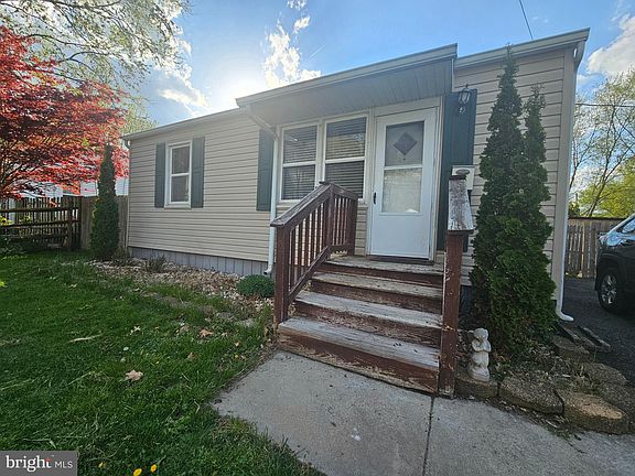 2nd image of 15 Aberdeen Ave