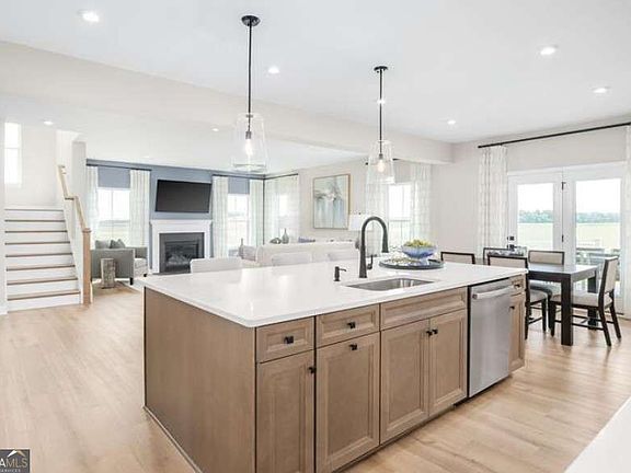 5th image of 585 Flying Eagle Dr