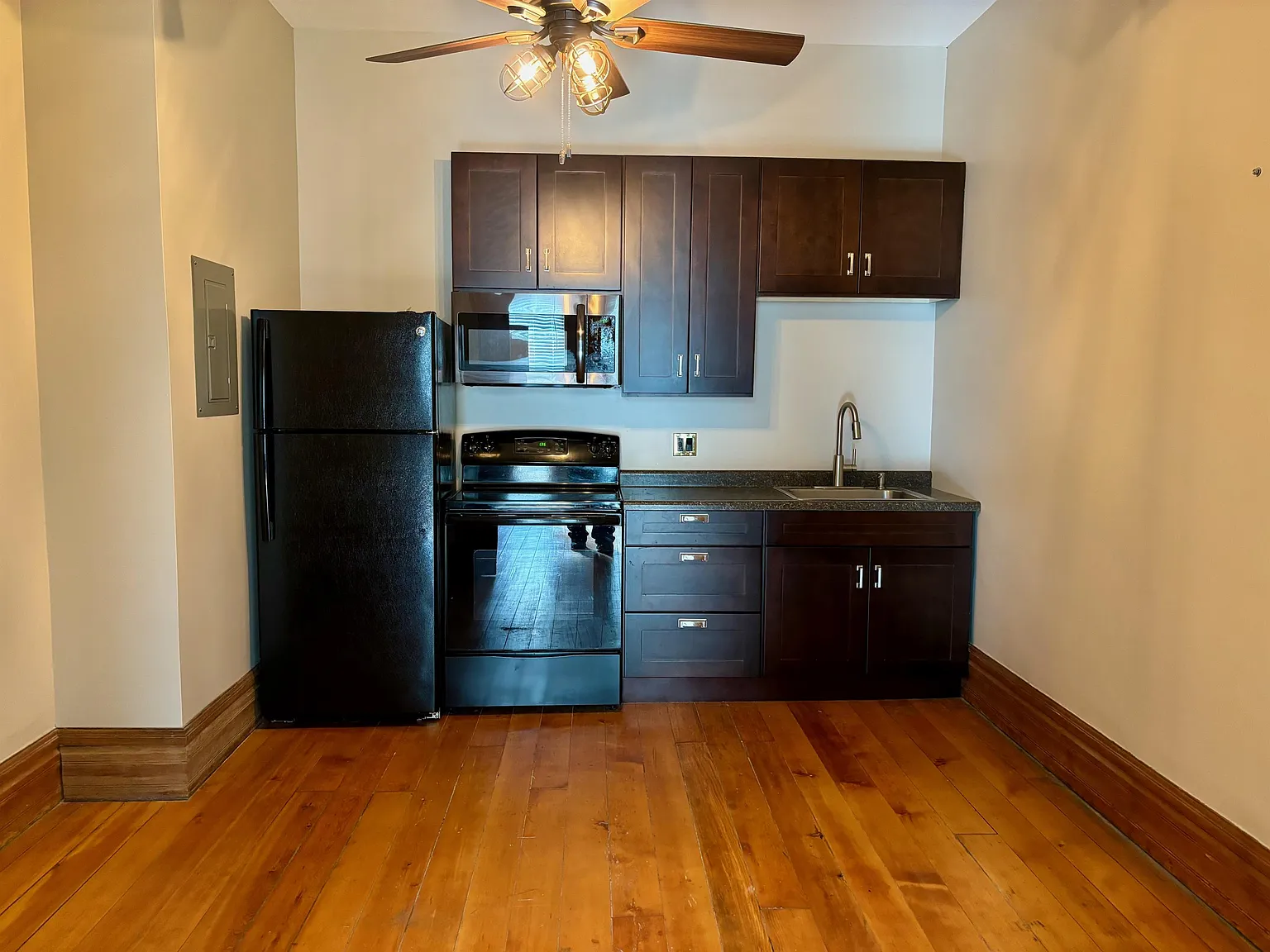 226 1/2 West Madison St - B — Photo 2