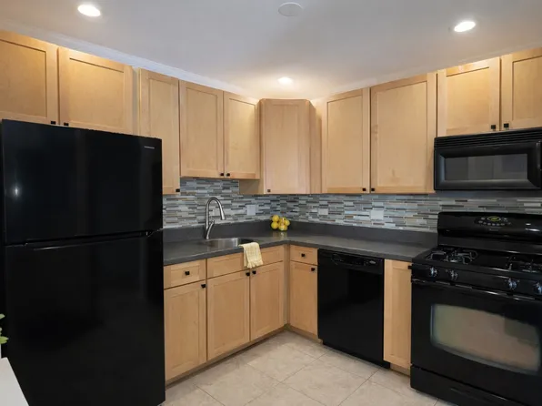 16W540 Lake Dr APT 201, Willowbrook, IL 60527