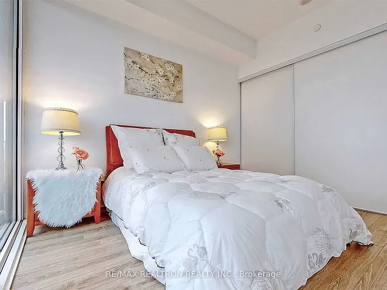 42 Charles St E #3902 — Photo 8