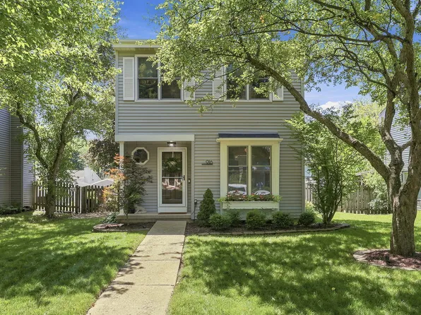 916 Britta Ln, Geneva, IL 60134