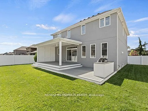 925 Lakewood Cres — Photo 32