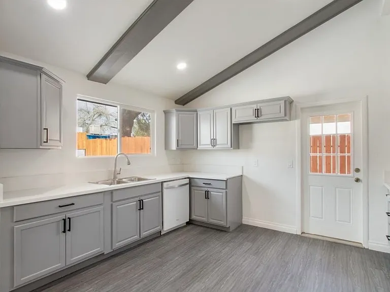 1121 W Holguin St — Photo 8