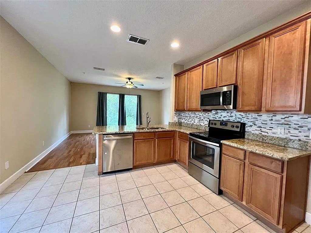 4 bed, 2.5 bath, 2767 sqft, $2,995 — Photo 3