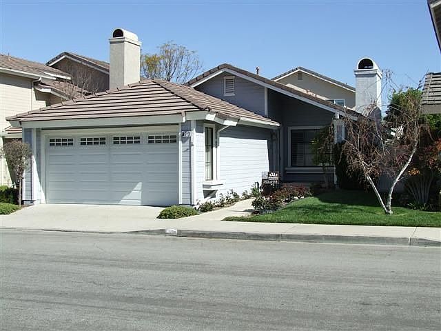 Front yard view of 19 Silkberry