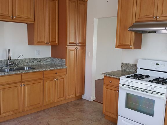 4th image of 2630 Willard Ave