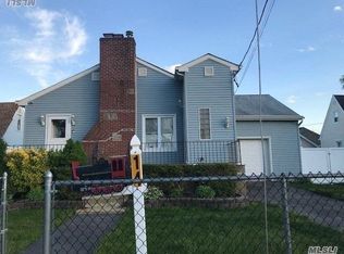 14 Charles St, Merrick, NY 11566
