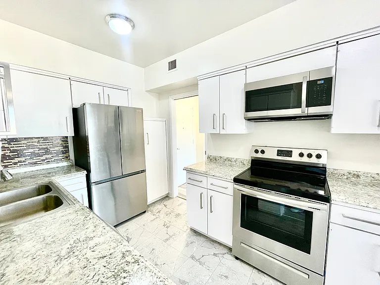 Occidental Towers Apartments — Photo 166