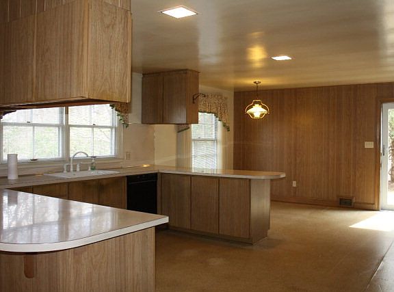 4th image of 302 Surrey Ct