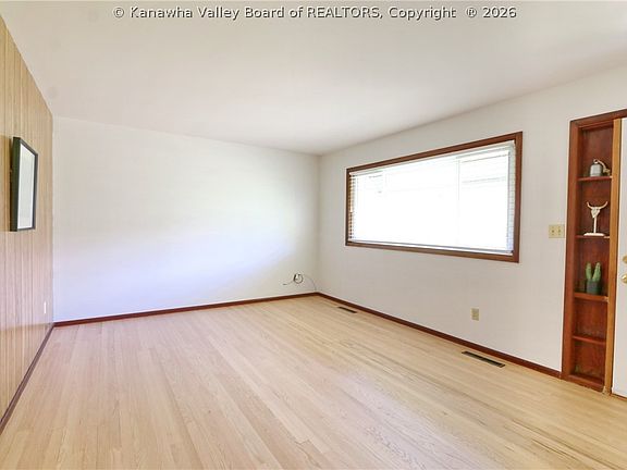 5th image of 847 Sherwood Rd