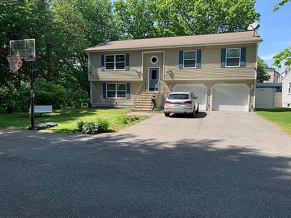 Front of the house, garage v