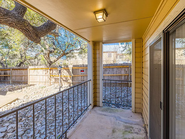 Hidden Oaks Apartments — Photo 26