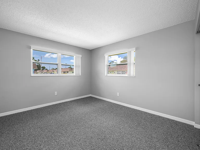 7077 Versailles — Photo 13