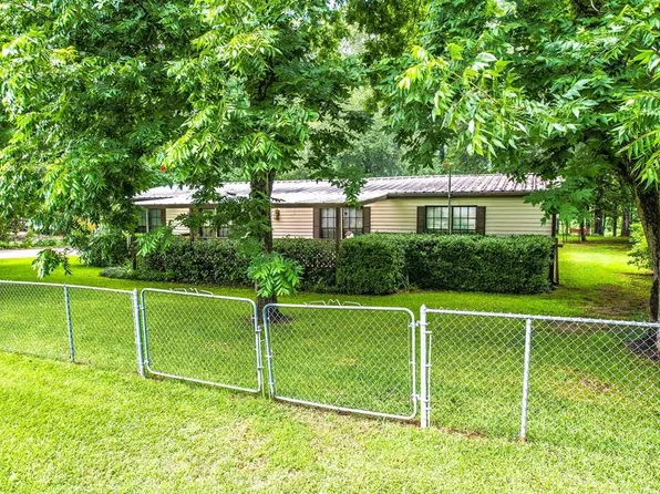 696 Persimmon St, Zavalla, TX 75980