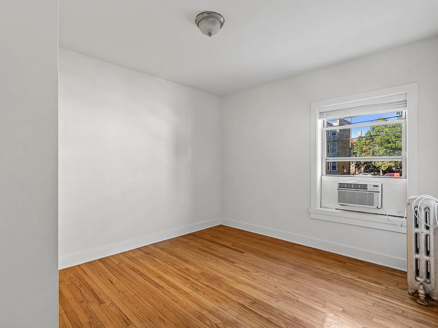 727 Seward — Photo 4