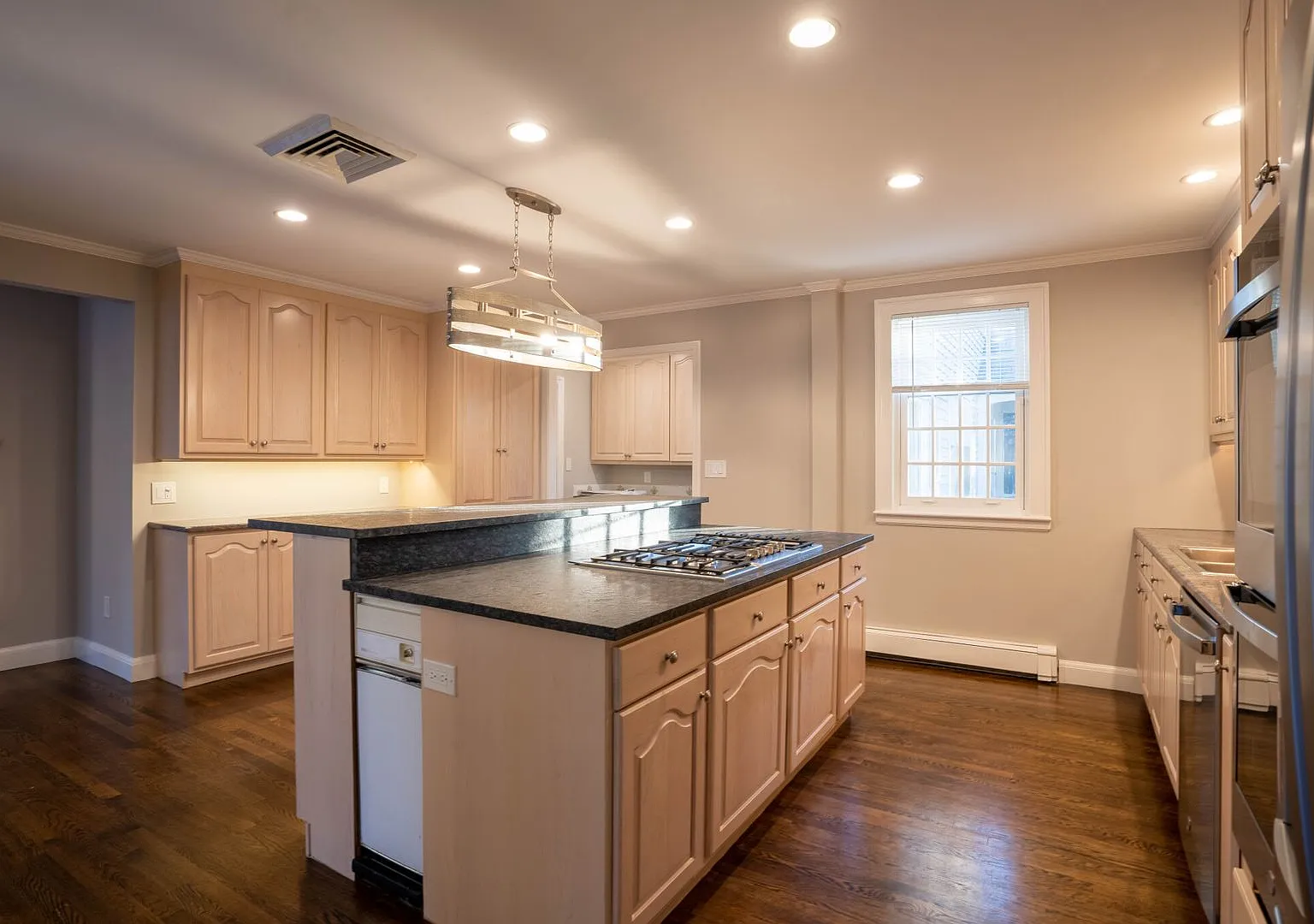 No Place Like This Listing!! 8 Bed 5.5 Bath! — Photo 2