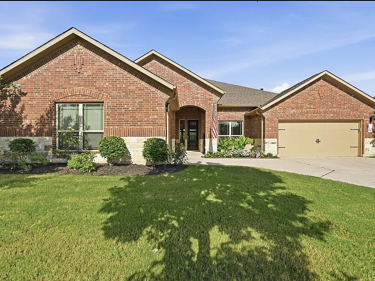 135 Clearwater Way — Photo 3