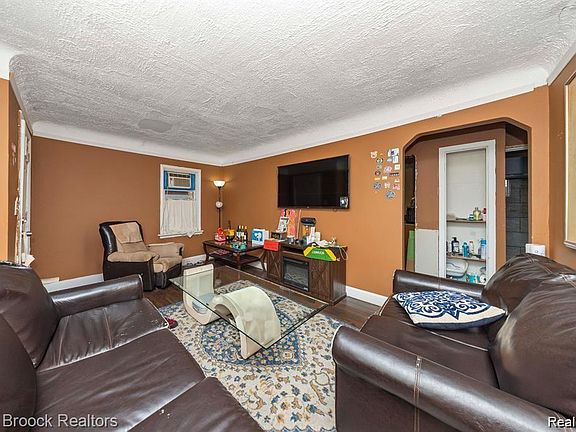 4th image of 19344 Dwyer St