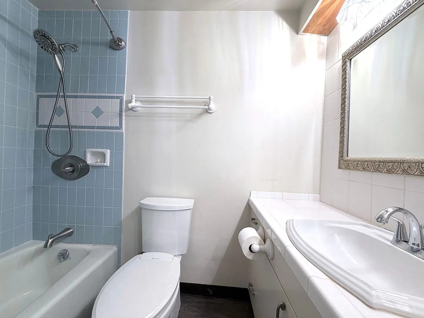 2 Bedroom, 2 Bathroom, 1 Parking (Harbor Square) — Photo 4