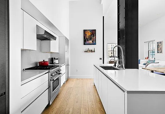 4th image of 65 Leonard St