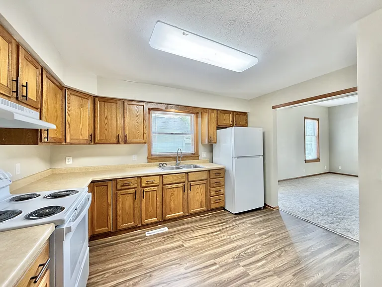 418 Caroline St N — Photo 9